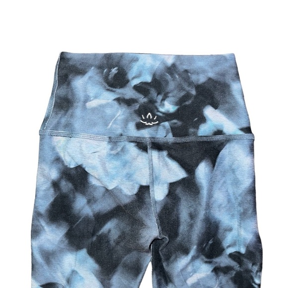 Beyond Yoga Caught In The Midi High Waisted Soft Leggings in Slate Sz XS - Picture 7 of 9